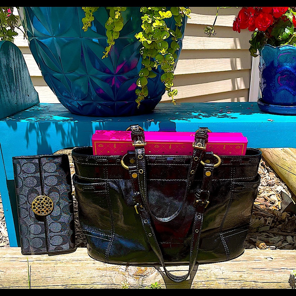 Authentic Coach Tote ๐ Handbag with free matching wallet as a bonus! Black. - Picture 4 of 12